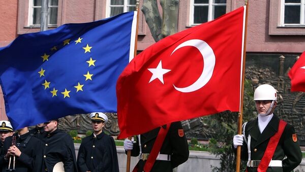 Les drapeaux européen et turc - Sputnik Afrique