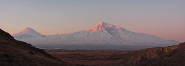 Le mont Ararat, le sommet le plus élevé de Turquie, est composé du Grand Ararat et du Petit Ararat situés sur le haut plateau arménien à l’est du pays. - Sputnik Afrique
