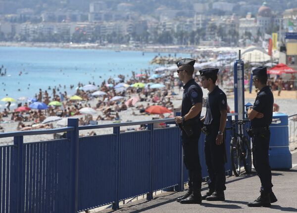 La police sur le Promenade des Anglais. Nice, le 17 juillet, 2016 La police sur le Promenade des Anglais. Nice, le 17 juillet, 2016 - Sputnik Afrique
