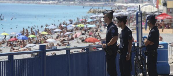 French police officers patrol on the famed Promenade des Anglais in Nice, southern France, three days after a truck mowed through revelers, Sunday, July 17, 2016 French police officers patrol on the famed Promenade des Anglais in Nice, southern France, three days after a truck mowed through revelers, Sunday, July 17, 2016 - Sputnik Afrique