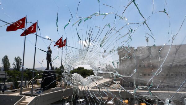 Une vitre brisée lors de la tentative de putsch à Ankara (18 juillet 2016) - Sputnik Afrique
