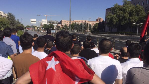 Des gens avec des drapeaux turcs se rassemblent à Ankara le 16 juillet 2016 - Sputnik Afrique