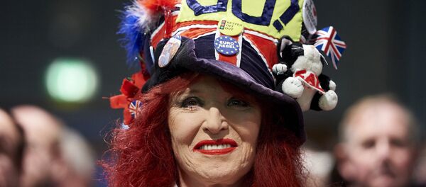 A pro-Brexit campaigner smiles at a public meeting by pro-Brexit campaigners central London on February 19, 2016. - Sputnik Afrique