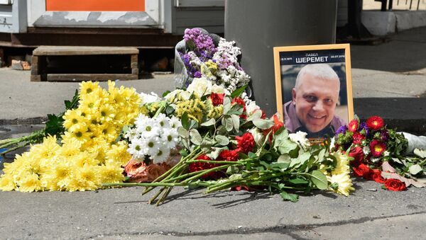 Цветы и свечи на месте гибели журналиста Павла Шеремета в Киеве - Sputnik Afrique