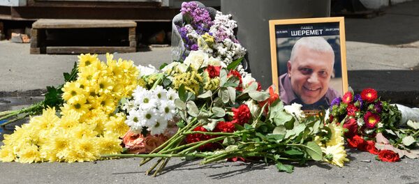Цветы и свечи на месте гибели журналиста Павла Шеремета в Киеве Цветы и свечи на месте гибели журналиста Павла Шеремета в Киеве - Sputnik Afrique