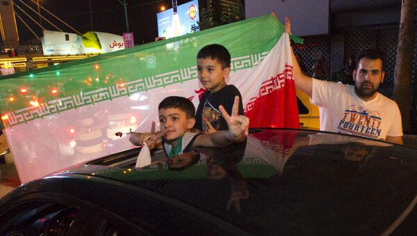 Iranians celebrate on the streets following a nuclear deal with major powers, in Tehran July 14, 2015 - Sputnik Afrique
