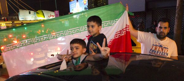 Iranians celebrate on the streets following a nuclear deal with major powers, in Tehran July 14, 2015 - Sputnik Afrique