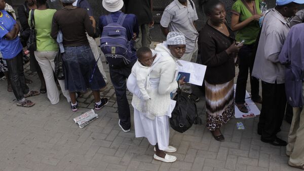 Zimbabweans queue outside immigration offices in downtown Johannesburg, Monday, Dec. 20, 2010, trying to become legal before what they fear will be a wave of deportations come the new year. - Sputnik Afrique