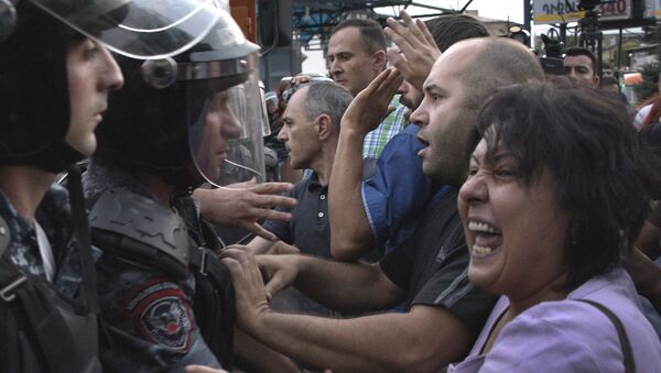 Des affrontements violents entre la police et les manifestants se déroulent à Erevan - Sputnik Afrique