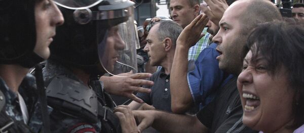 Des affrontements violents entre la police et les manifestants se déroulent à Erevan Des affrontements violents entre la police et les manifestants se déroulent à Erevan - Sputnik Afrique