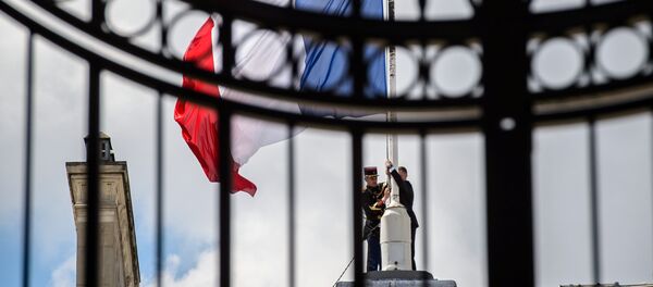 A Republican Guard lowers the French national flag at half-mast at the Elysee Palace in Paris, France, July 15, 2016, the day after the Bastille Day truck attack in Nice. - Sputnik Afrique