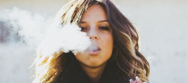 Une femme fumant - Sputnik Afrique