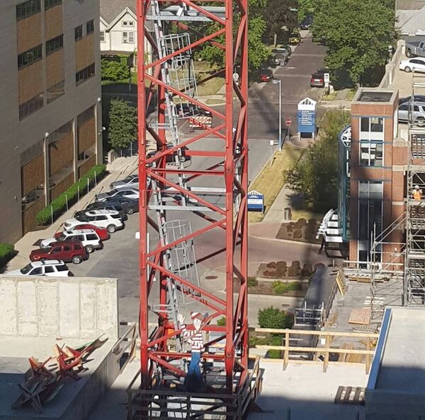 Cet ouvrier qui divertit les enfants en travaillant - Sputnik Afrique