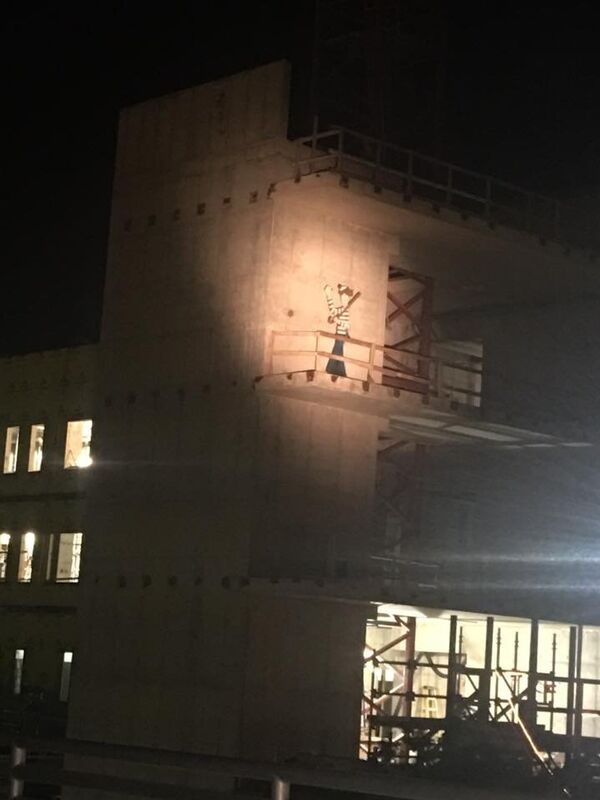 Cet ouvrier qui divertit les enfants en travaillant - Sputnik Afrique