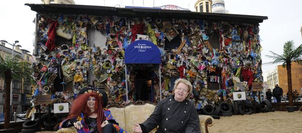 Hôtel des déchets de plage (Beach Garbage Hotel) sur l'une des places centrales de Madrid - Sputnik Afrique