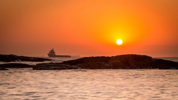 Un lever de Soleil à Praia de Costa beach. - Sputnik Afrique