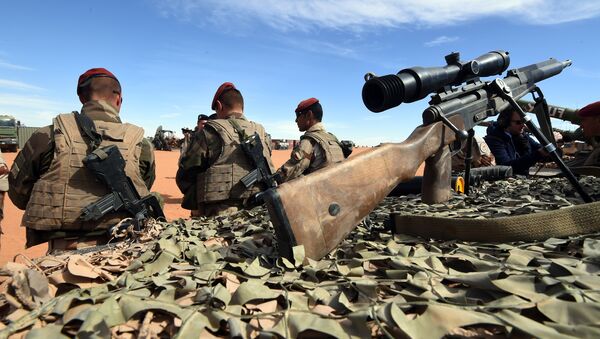 French soldiers of the Barkhane operation stand near the border with Lybia in Madama on January 1, 2015 - Sputnik Afrique