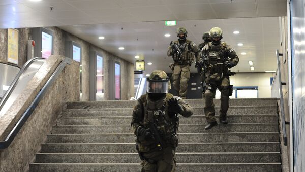 Polizisten an der Münchner U-Bahn-Station Karlsplatz/Stachus - Sputnik Afrique