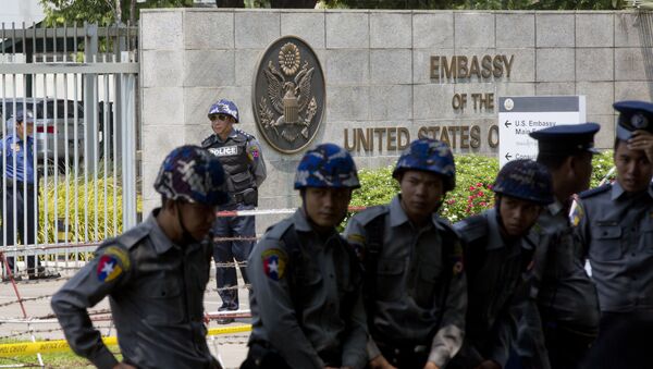 La police du Myanmar devant l'ambassade des Etats-Unis à Yangon - Sputnik Afrique