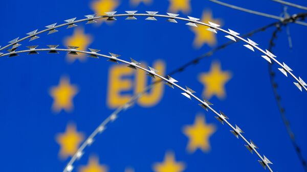 Razor wire is seen in front of an European Union (EU) sign during a protest against barbed wire fences along the border crossing between Slovenia and Croatia in Brezovica pri Gradinu, Slovenia, in this file picture taken December 19, 2015. - Sputnik Afrique