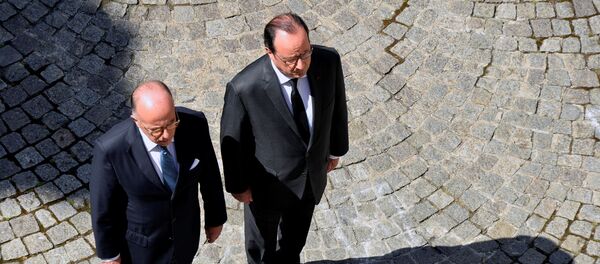 French President Francois Hollande (R) and French Interior Minister Bernard Cazeneuve (L) take part in a minute of silence at the Hotel de Beauvau in Paris, France, July 18, 2016 on the third day of national mourning to pay tribute to victims of the truck attack along the Promenade des Anglais on Bastille Day that killed scores and injured as many in Nice. - Sputnik Afrique