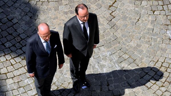French President Francois Hollande (R) and French Interior Minister Bernard Cazeneuve (L) take part in a minute of silence at the Hotel de Beauvau in Paris, France, July 18, 2016 on the third day of national mourning to pay tribute to victims of the truck attack along the Promenade des Anglais on Bastille Day that killed scores and injured as many in Nice. - Sputnik Afrique