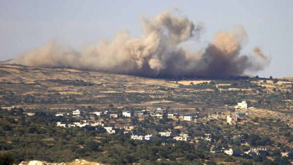 A picture taken from the Israeli-annexed Golan Heights shows smoke rising from the Syrian Druze village of Hader, on June 16, 2015 - Sputnik Afrique