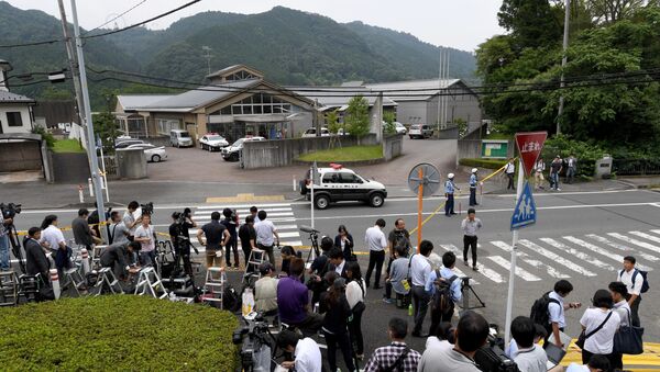 Journalists gather in front of the Tsukui Yamayuri En care centre where a knife-wielding man went on a rampage in the city of Sagamihara, Kanagawa prefecture, some 50 kms (30 miles) west of Tokyo on July 26, 2016. - Sputnik Afrique