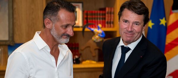 L'ex-maire de Nice et président du Conseil régional de Provence-Alpes-Côte-d'Azur Christian Estrosi remet à Franck la médaille de la Ville de Nice - Sputnik Afrique