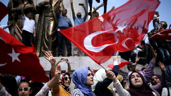 Supporters of Turkish President Tayyip Erdogan shout slogans and wave Turkish national flags during a pro-government demonstration in Sarachane park in Istanbul, Turkey, July 19, 2016. - Sputnik Afrique