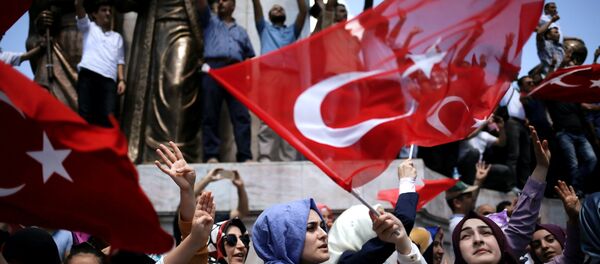 Supporters of Turkish President Tayyip Erdogan shout slogans and wave Turkish national flags during a pro-government demonstration in Sarachane park in Istanbul, Turkey, July 19, 2016. - Sputnik Afrique