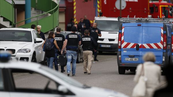 French police officers and fire engine arrive at the scene of a hostage-taking at a church in Saint-Etienne-du-Rouvray, northern France - Sputnik Afrique