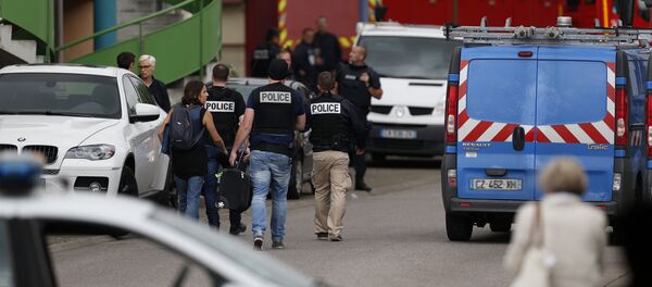 French police officers and fire engine arrive at the scene of a hostage-taking at a church in Saint-Etienne-du-Rouvray, northern France French police officers and fire engine arrive at the scene of a hostage-taking at a church in Saint-Etienne-du-Rouvray, northern France - Sputnik Afrique