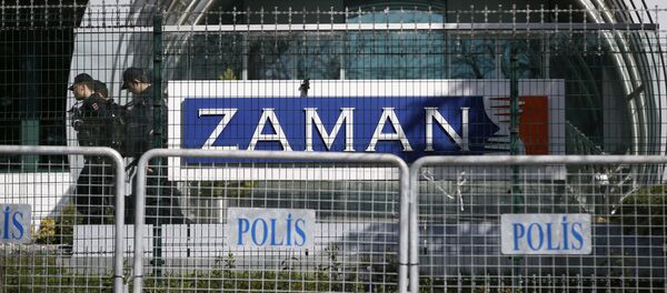 Riot police officers walk by the headquarters of Zaman newspaper in Istanbul, Sunday, March 6, 2016. - Sputnik Afrique