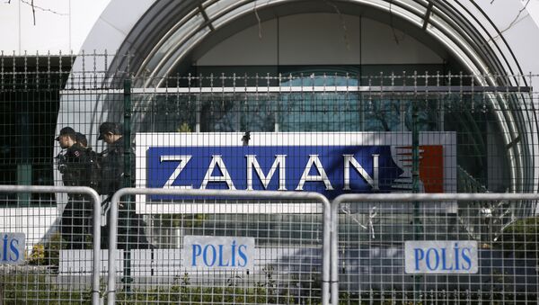Riot police officers walk by the headquarters of Zaman newspaper in Istanbul, Sunday, March 6, 2016. - Sputnik Afrique
