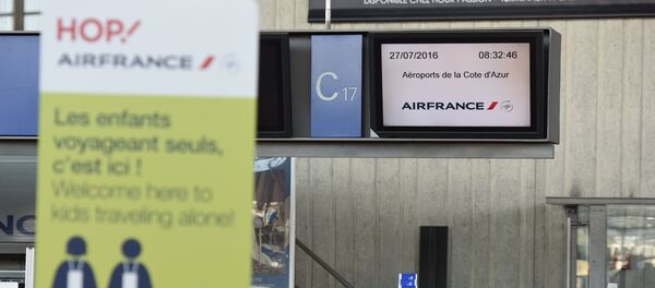 An Air France desk is seen at Nice Cote D'Azur International airport on the first day of a strike by Air France stewards, in Nice, France, July 27, 2016. REUTERS/Jean-Pierre Amet - Sputnik Afrique