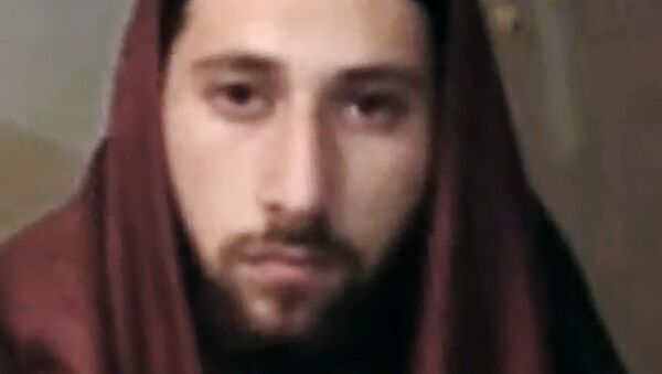 An image grab taken from a video released on July 27, 2016 by Amaq News Agency, an online service affiliated with the Islamic State (IS) group, purportedly shows French jihadist Abdel Malik Petitjean, 19, identifying himself as Ibn Omar, one of the two men who stormed into a church in the northern French town of Saint-Etienne-du-Rouvray during morning mass and cut the throat of a 86-year-old priest at the altar. - Sputnik Afrique