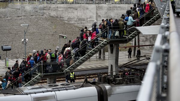 Police organize a line of refugees on a stairway leading up to trains arriving from Denmark at the Hyllie train station outside Malmo, Sweden, November 19, 2015. - Sputnik Afrique