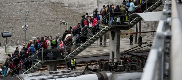 Police organize a line of refugees on a stairway leading up to trains arriving from Denmark at the Hyllie train station outside Malmo, Sweden, November 19, 2015. - Sputnik Afrique