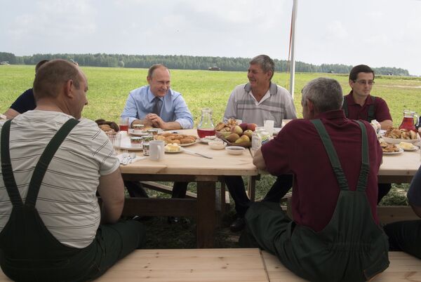 Le 28 juillet, Vladimir Poutine a pris son petit-déjeuner dans les champs en compagnie de fermiers. - Sputnik Afrique