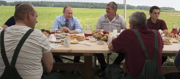 Le président russe prend son petit déjeuner avec des agriculteurs dans l'oblast de Tver - Sputnik Afrique