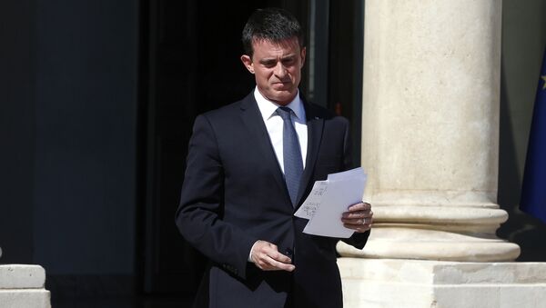 French Prime Minister Manuel Valls prepares to speak to media after a security meeting at the Elysee Palace, in Paris, Friday, July 15, 2016. - Sputnik Afrique