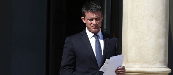 French Prime Minister Manuel Valls prepares to speak to media after a security meeting at the Elysee Palace, in Paris, Friday, July 15, 2016. - Sputnik Afrique
