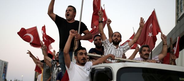 Supporters of Turkish President Tayyip Erdogan shout slogans on the back of a truck during a pro-government demonstration on Taksim square in Istanbul, Turkey, July 16, 2016. - Sputnik Afrique