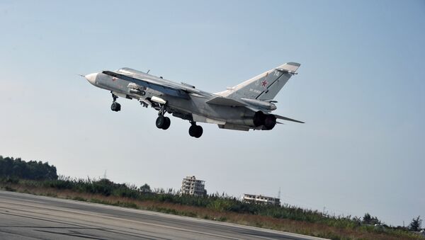 Le bombardier russe Su-24 décolle de la base aérienne d Hmeimim dans la province syrienne de Lattaquié - Sputnik Afrique