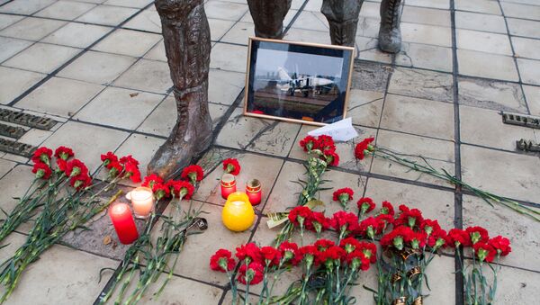 Жители Липецка несут цветы к памятнику авиаторам в центре города - Sputnik Afrique