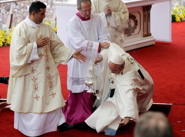 Jeudi, au-début de la messe à Czynstochowy, le pape François a trébuché et est tombé. Les hommes d'église l'ont aidé à se relever. - Sputnik Afrique