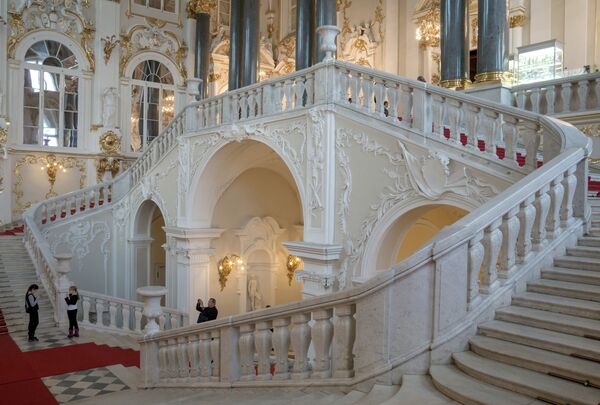 L'escalier principal du musée de l'Ermitage à Saint-Pétersbourg L'escalier principal du musée de l'Ermitage à Saint-Pétersbourg - Sputnik Afrique