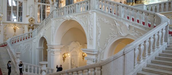 L'escalier principal du musée de l'Ermitage à Saint-Pétersbourg - Sputnik Afrique