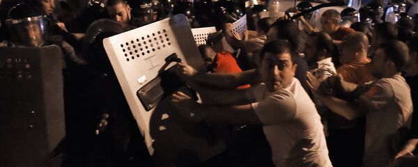 Affrontements entre manifestants et policiers à Erevan - Sputnik Afrique